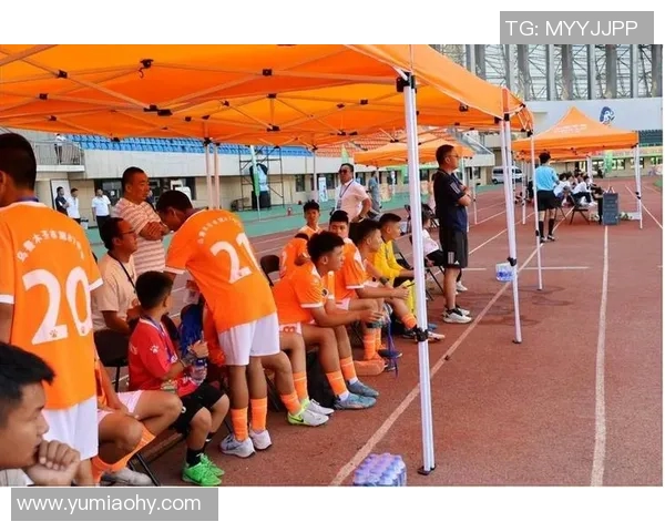 足球明星亲自赠送球迷球衣传递温暖与激情的感人瞬间